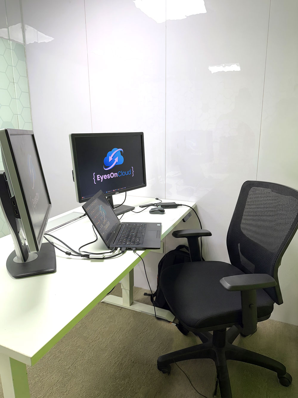 EYESONCLOUD POD ROOM2